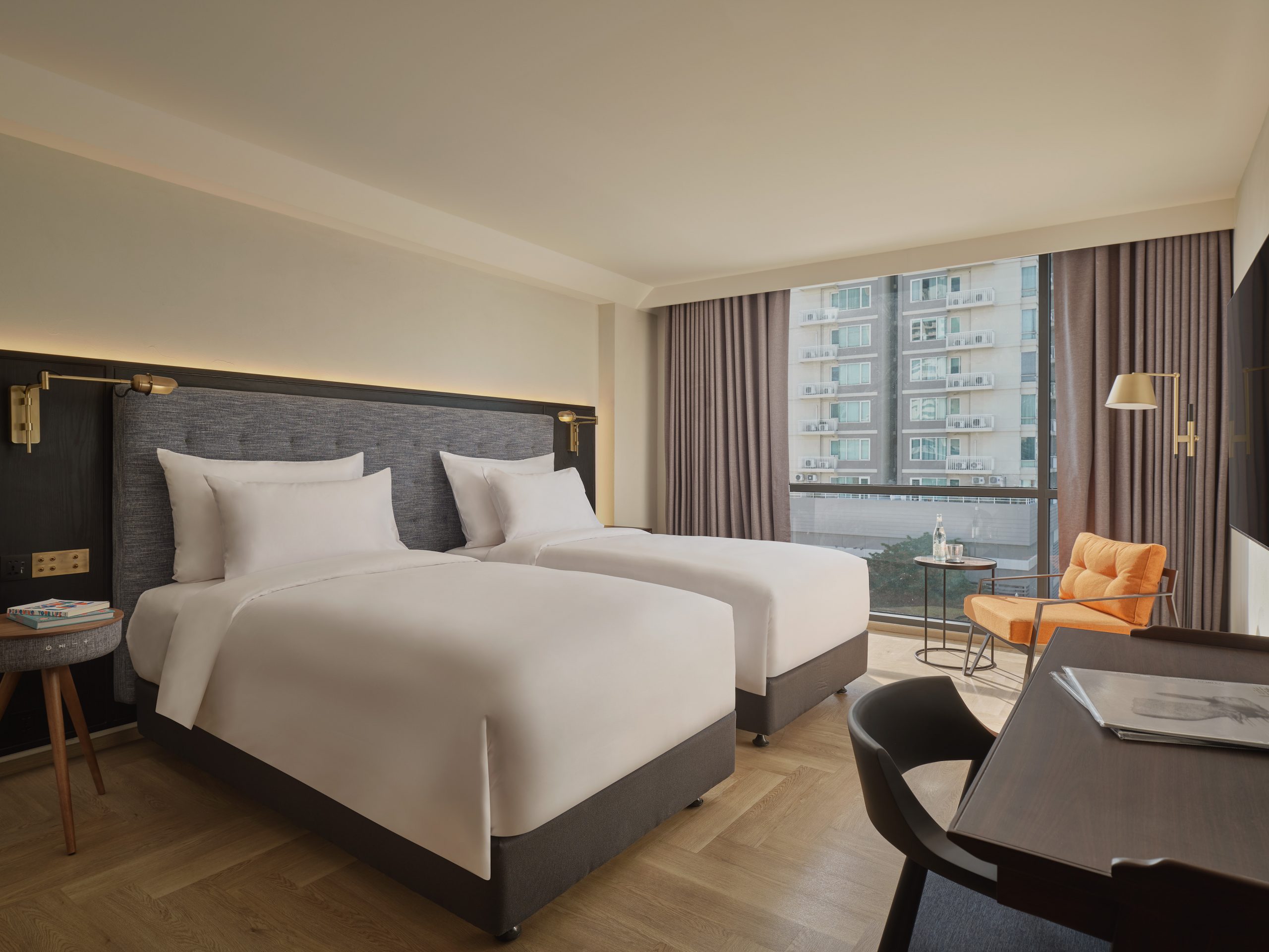 Public-House-Sukhumvit-31-Deluxe-Twin-1-scaled