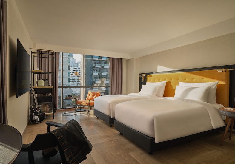 Public-House-Sukhumvit-35-Hollyw